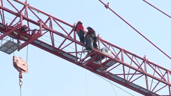 Protesters climb crane in northwest DC from the White House - Sputnik International