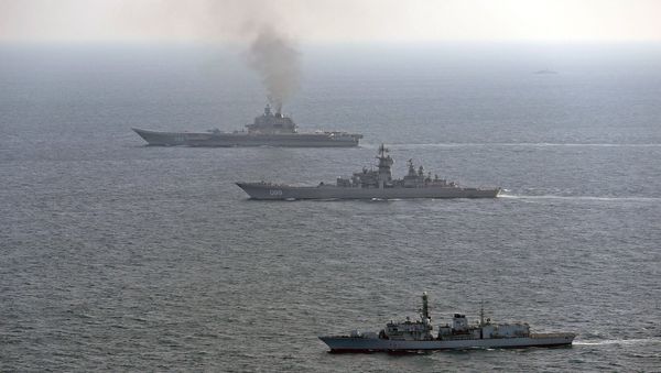 HMS St Albans (front) monitors Russian warships Pyotr Velikiy and the Admiral Kuznetsov (rear) as they pass close to UK territorial waters HMS St Albans (front) monitors Russian warships Pyotr Velikiy and the Admiral Kuznetsov (rear) as they pass close to UK territorial waters - Sputnik International