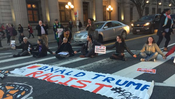 President Donald Trump’s latest batch of executive actions drew protesters and activists to the streets surrounding the White House. - Sputnik International
