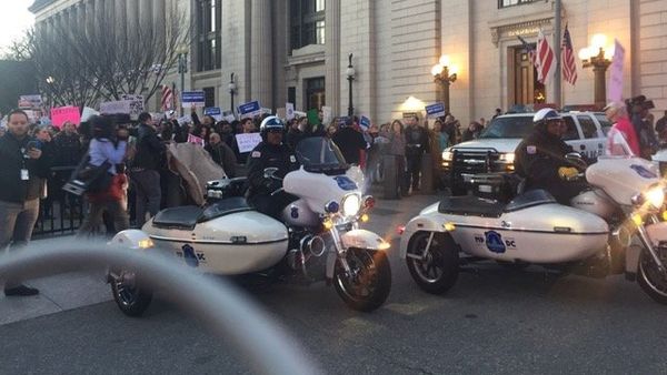President Donald Trump’s latest batch of executive actions drew protesters and activists to the streets surrounding the White House. - Sputnik International