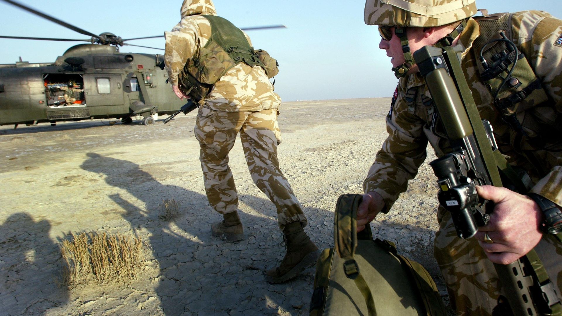 British paratroopers participate in exercises with helicopters from the 845 Royal Navy Squadron in the southern Iraqi city of Basra, January 16, 2005. British paratroopers participate in exercises with helicopters from the 845 Royal Navy Squadron in the southern Iraqi city of Basra, January 16, 2005. - Sputnik International, 1920, 03.06.2021