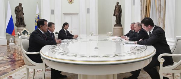 Russian President Vladimir Putin (2nd R), accompanied by Igor Sechin (3rd R), the CEO of oil giant Rosneft, meets with participants of Rosneft privatisation deal: Bank Intesa CEO Carlo Messina (3rd L), Glencore CEO Ivan Glasenberg (2ndL) and Sheikh Abdulla bin Mohammed bin Saud Al-Thani, chief executive of the Qatar Investment Authority (QIA), at the Kremlin in Moscow Russian President Vladimir Putin (2nd R), accompanied by Igor Sechin (3rd R), the CEO of oil giant Rosneft, meets with participants of Rosneft privatisation deal: Bank Intesa CEO Carlo Messina (3rd L), Glencore CEO Ivan Glasenberg (2ndL) and Sheikh Abdulla bin Mohammed bin Saud Al-Thani, chief executive of the Qatar Investment Authority (QIA), at the Kremlin in Moscow - Sputnik International