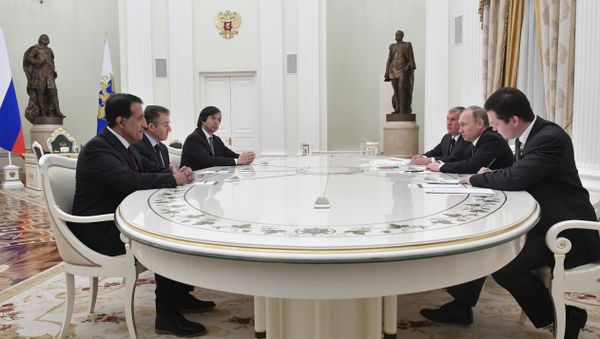 Russian President Vladimir Putin (2nd R), accompanied by Igor Sechin (3rd R), the CEO of oil giant Rosneft, meets with participants of Rosneft privatisation deal: Bank Intesa CEO Carlo Messina (3rd L), Glencore CEO Ivan Glasenberg (2ndL) and Sheikh Abdulla bin Mohammed bin Saud Al-Thani, chief executive of the Qatar Investment Authority (QIA), at the Kremlin in Moscow Russian President Vladimir Putin (2nd R), accompanied by Igor Sechin (3rd R), the CEO of oil giant Rosneft, meets with participants of Rosneft privatisation deal: Bank Intesa CEO Carlo Messina (3rd L), Glencore CEO Ivan Glasenberg (2ndL) and Sheikh Abdulla bin Mohammed bin Saud Al-Thani, chief executive of the Qatar Investment Authority (QIA), at the Kremlin in Moscow - Sputnik International