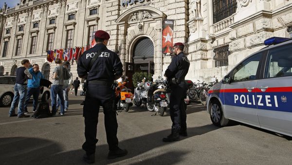 Austrian Special Forces Police officiers guard the Hofburg castle in Vienna - Sputnik International