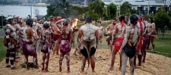 Traditionally dressed Aboriginal performers participate in a smoking ceremony on the foreshore of Sydney Harbour as part of Australia Day celebrations in Sydney, Australia, January 26, 2017 - Sputnik International