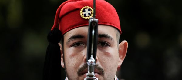 A Greek Presidential Guard presents arms before the arrival of Italian President Sergio Mattarella at the Presidential Palace in Athens, Greece, January 17, 2017. - Sputnik International