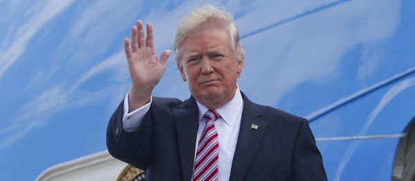 President Donald Trump waves as he arrives on Air Force One at Philadelphia International Airport - Sputnik International