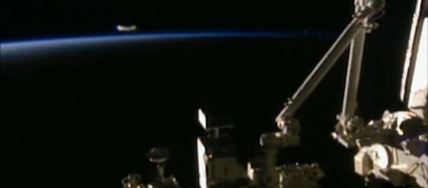 A strange object appeared on the ISS live feed for about 25 seconds. - Sputnik International