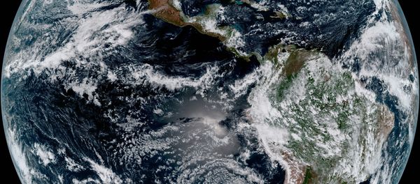 NOAA's GOES-16 Satellite Snapped this Photo of Earth NOAA's GOES-16 Satellite Snapped this Photo of Earth - Sputnik International