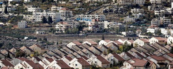 A picture taken on November 17, 2016 shows a general view of houses in the settlement of Ofra in the Israeli-occupied West Bank, established in the vicinity of the Palestinian village of Baytin (background) - Sputnik International