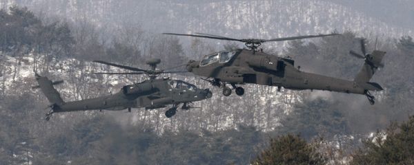 U.S. Apache helicopters take to the air during an aerial gunnery exercise at a military firing range in Pocheon, South Korea (File) - Sputnik International