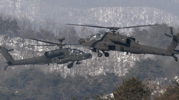 U.S. Apache helicopters take to the air during an aerial gunnery exercise at a military firing range in Pocheon, South Korea (File) - Sputnik International