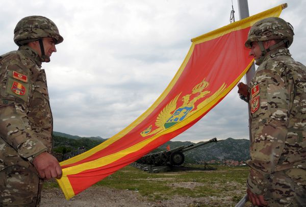 Montenegrin Army soldiers fire artillery look at the Montenegro flag during preparations on the eve of Independence day, on May 20, 2010 in Cetinje - Sputnik International