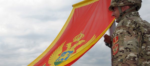 Montenegrin Army soldiers fire artillery look at the Montenegro flag during preparations on the eve of Independence day, on May 20, 2010 in Cetinje - Sputnik International