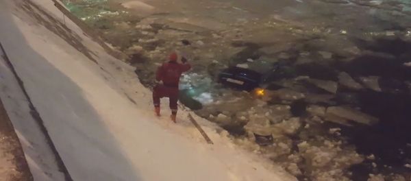 Russian Cop Jumps Into Icy Moskva River to Save Girl Trapped in Sinking Car - Sputnik International