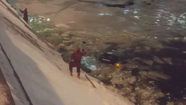 Russian Cop Jumps Into Icy Moskva River to Save Girl Trapped in Sinking Car - Sputnik International