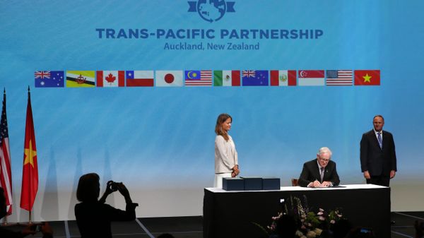 Andrew Robb (C) the Minister for Trade and Investment from Australia watched by New Zealand Prime Minister John Key as he and the Ministerial Representatives from the 12 countries arrive to sign the Trans-Pacific Partnership agreement in Auckland on February 4, 2016 - Sputnik International