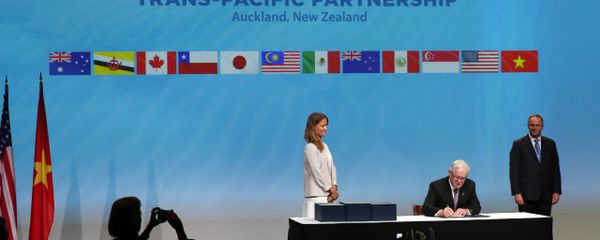 Andrew Robb (C) the Minister for Trade and Investment from Australia watched by New Zealand Prime Minister John Key as he and the Ministerial Representatives from the 12 countries arrive to sign the Trans-Pacific Partnership agreement in Auckland on February 4, 2016 Andrew Robb (C) the Minister for Trade and Investment from Australia watched by New Zealand Prime Minister John Key as he and the Ministerial Representatives from the 12 countries arrive to sign the Trans-Pacific Partnership agreement in Auckland on February 4, 2016 - Sputnik International