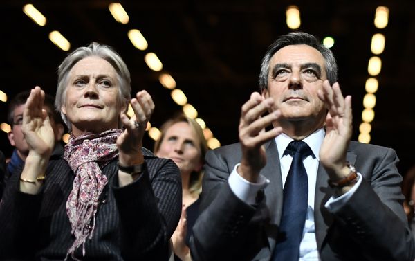(FILES) This file photo taken on November 25, 2016 shows Francois Fillon (C), candidate for the right-wing primaries ahead of the French 2017 presidential election, and his wife Penelope (L) attending a campaign rally in Paris, ahead of the primary's second round on November 27 (FILES) This file photo taken on November 25, 2016 shows Francois Fillon (C), candidate for the right-wing primaries ahead of the French 2017 presidential election, and his wife Penelope (L) attending a campaign rally in Paris, ahead of the primary's second round on November 27 - Sputnik International