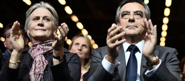 (FILES) This file photo taken on November 25, 2016 shows Francois Fillon (C), candidate for the right-wing primaries ahead of the French 2017 presidential election, and his wife Penelope (L) attending a campaign rally in Paris, ahead of the primary's second round on November 27 (FILES) This file photo taken on November 25, 2016 shows Francois Fillon (C), candidate for the right-wing primaries ahead of the French 2017 presidential election, and his wife Penelope (L) attending a campaign rally in Paris, ahead of the primary's second round on November 27 - Sputnik International