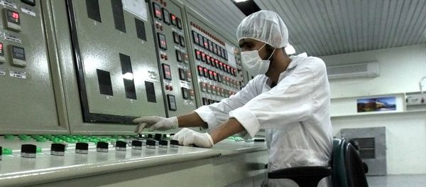 In this Saturday, Feb. 3, 2007 file photo, an Iranian technician works at the Uranium Conversion Facility just outside the city of Isfahan 255 miles (410 kilometers) south of the capital Tehran, Iran In this Saturday, Feb. 3, 2007 file photo, an Iranian technician works at the Uranium Conversion Facility just outside the city of Isfahan 255 miles (410 kilometers) south of the capital Tehran, Iran - Sputnik International