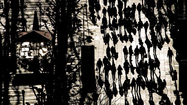 Pedestrians, silhouetted in autumnal sunshine, make their way in Stuttgart, Germany, on Tuesday Nov. 29, 2016 - Sputnik International