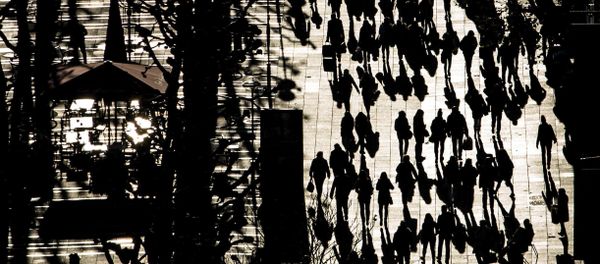 Pedestrians, silhouetted in autumnal sunshine, make their way in Stuttgart, Germany, on Tuesday Nov. 29, 2016 Pedestrians, silhouetted in autumnal sunshine, make their way in Stuttgart, Germany, on Tuesday Nov. 29, 2016 - Sputnik International