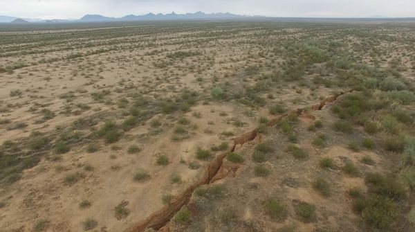 A 1.8 mile long fissure discovered in the Arizona desert. The Picacho mountains are visible in the distance. A 1.8 mile long fissure discovered in the Arizona desert. The Picacho mountains are visible in the distance. - Sputnik International