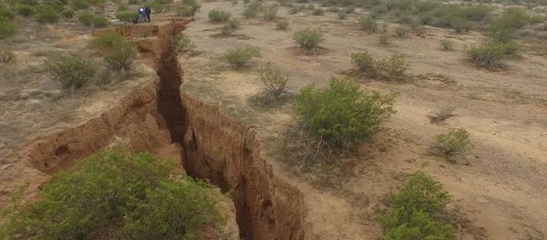 A 1.8 mile long fissure discovered in the Arizona desert. Experts call it a danger to unaware ATV riders and livestock. A 1.8 mile long fissure discovered in the Arizona desert. Experts call it a danger to unaware ATV riders and livestock. - Sputnik International