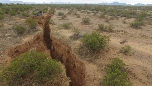 A 1.8 mile long fissure discovered in the Arizona desert. Experts call it a danger to unaware ATV riders and livestock. - Sputnik International