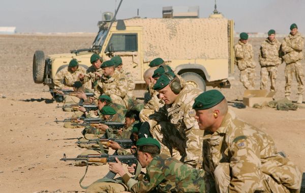 British Army officers from Operational Mentoring Liaison Training (OMLT) company train Afghan National Army or ANA, soldiers in firearms, near Camp Bastion, southern Afghanistan, Tuesday, Jan. 16, 2007. - Sputnik International
