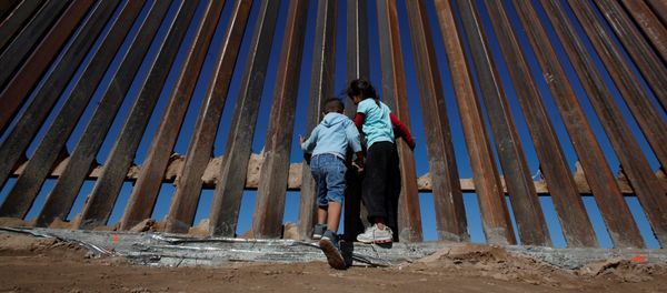 Children play at a newly built section of the U.S.-Mexico border wall at Sunland Park, U.S. opposite the Mexican border city of Ciudad Juarez, Mexico November 18, 2016 - Sputnik International
