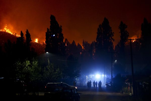 Firefighters walks in a community threatened by a forest fire in Villa La Union, Chile. Firefighters walks in a community threatened by a forest fire in Villa La Union, Chile. - Sputnik International