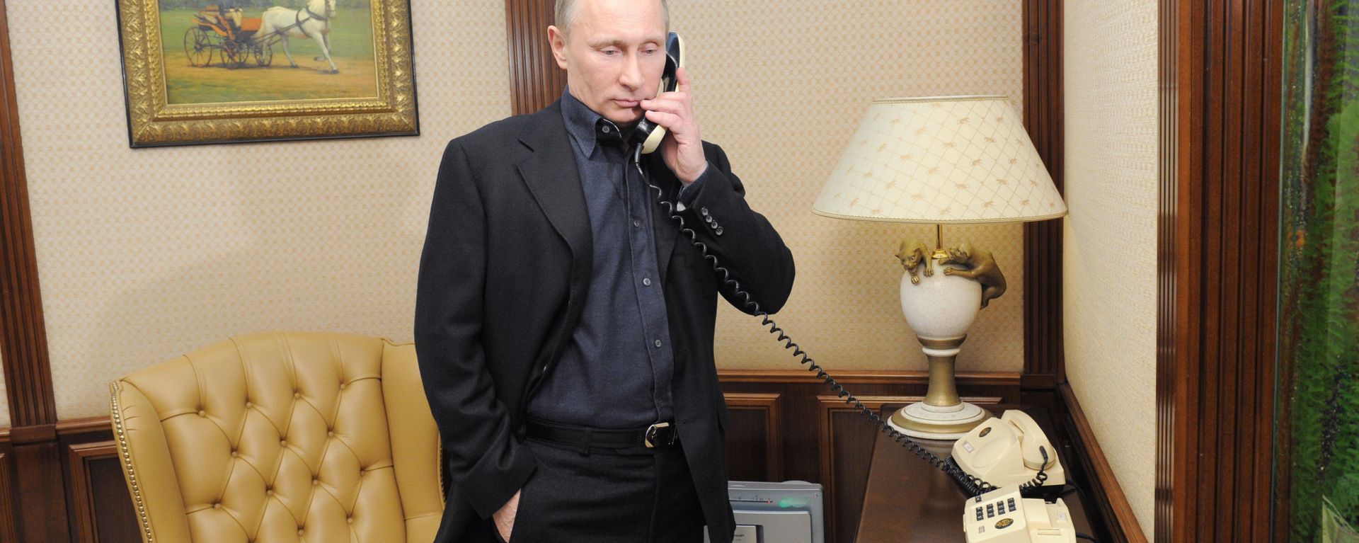 Vladimir Putin speaks by phone (File) Vladimir Putin speaks by phone (File) - Sputnik International, 1920, 02.02.2022