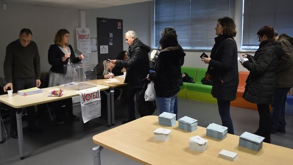 People prepare to vote at a polling station during the second round of the left-wing primary for the 2017 French presidential election, on January 29, 2017 in Toulouse, southern France - Sputnik International