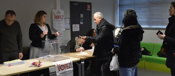 People prepare to vote at a polling station during the second round of the left-wing primary for the 2017 French presidential election, on January 29, 2017 in Toulouse, southern France - Sputnik International