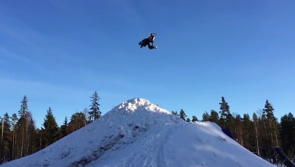 Daniel Bodin Lands Huge Double Backflip on a Snowmobile! - Sputnik International