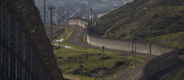Multiple layers of steel walls, fences, razor wire and other barricades are viewed from the United States side of the of the US-Mexico border on January 26, 2017 in San Ysidro, California Multiple layers of steel walls, fences, razor wire and other barricades are viewed from the United States side of the of the US-Mexico border on January 26, 2017 in San Ysidro, California - Sputnik International