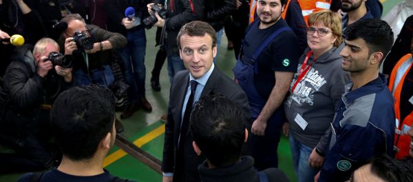 Emmanuel Macron (C), head of the political movement En Marche !, or Forward !, and candidate for the 2017 French presidential election, smiles during a visit to a qualification class for refugees of German railway operator Deutsche Bahn in Berlin, Germany January 10, 2017 Emmanuel Macron (C), head of the political movement En Marche !, or Forward !, and candidate for the 2017 French presidential election, smiles during a visit to a qualification class for refugees of German railway operator Deutsche Bahn in Berlin, Germany January 10, 2017 - Sputnik International