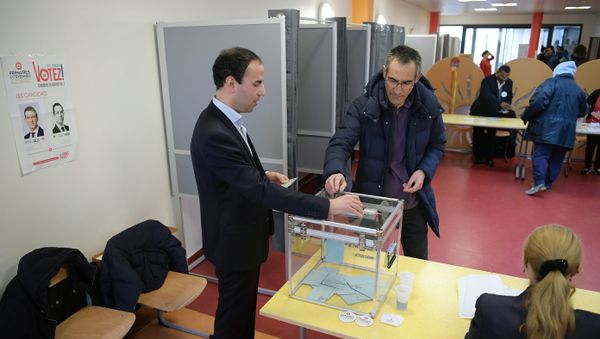 A man casts his ballot in the second round of the left-wing primary for the 2017 French presidential election in Trappes on January 29, 2017 - Sputnik International