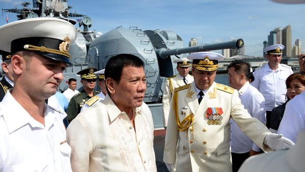 Russia's Rear Admiral Eduard Mikhailov (R) leads the way as he guides Philippines' President Rodrigo Duterte (2nd L) onboard the Russian anti-submarine navy ship Admiral Tributs in Manila on January 6, 2017 - Sputnik International