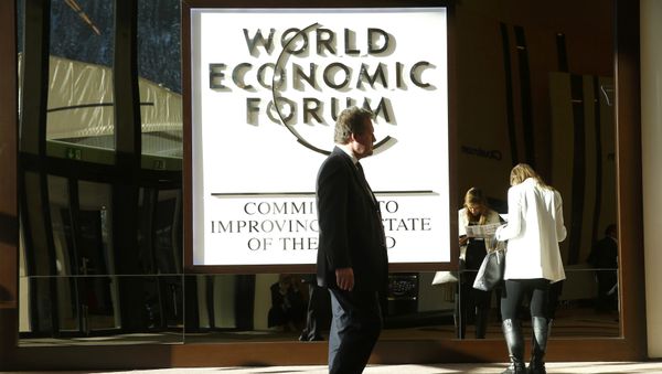 An attendee arrives in the Congress Hall during the World Economic Forum (WEF) annual meeting in Davos, Switzerland January 20, 2017 - Sputnik International