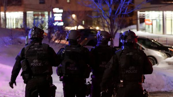 Swat team police officer walk aournd a mosque after a shooting in Quebec City, January 29, 2017 - Sputnik International