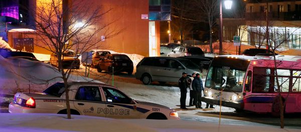 Police officers speak near a mosque after a shooting in Quebec City, January 29, 2017 - Sputnik International