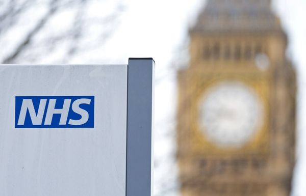 An NHS sign is pictured at St Thomas' Hospital in front of the Big Ben clock face and the Elizabeth Tower on January 13, 2017 in London.  - Sputnik International