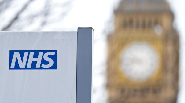 An NHS sign is pictured at St Thomas' Hospital in front of the Big Ben clock face and the Elizabeth Tower on January 13, 2017 in London. - Sputnik International