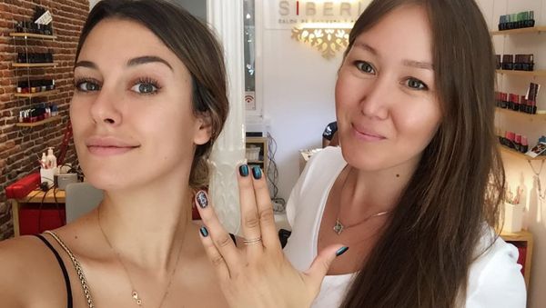 Sofia Khasanova (right) with Blanca Suárez at Siberia nail salon in Madrid. - Sputnik International