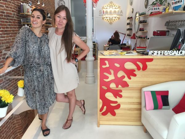 Sofia Khasanova (right) with Blanca Suárez at Siberia nail salon in Madrid. - Sputnik International