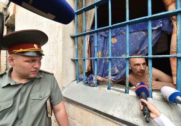 A prisoner speaks to the media from a prison cell in the Lukyanivska prison in Kiev next ot a prison officer during a press tour organized by the Ukrainian Ministry of Justice on July 19, 2016.  - Sputnik International