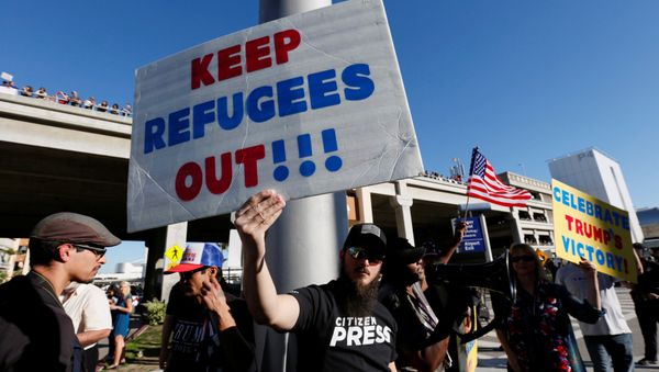 Pro-Trump demonstrators yell slogans during protest against the travel ban imposed by U.S. President Donald Trump's executive order, at Los Angeles International Airport in Los Angeles, California, U.S., January 29, 2017 - Sputnik International
